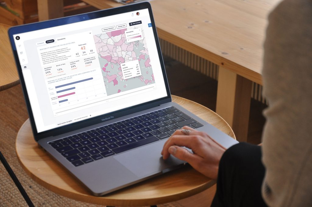 A person using CHAOS dashboards on the computer